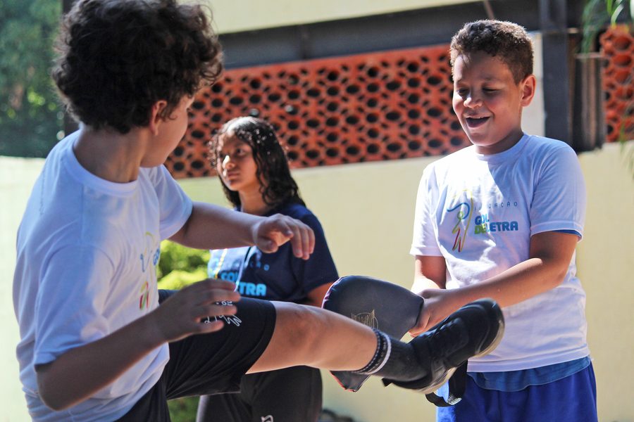 Oficina de Muay Thai ao ar livre no Caju Esporte e Educação