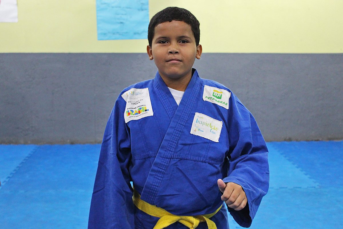 Aluno de judô com faixa amarela no Caju Esporte e Educação