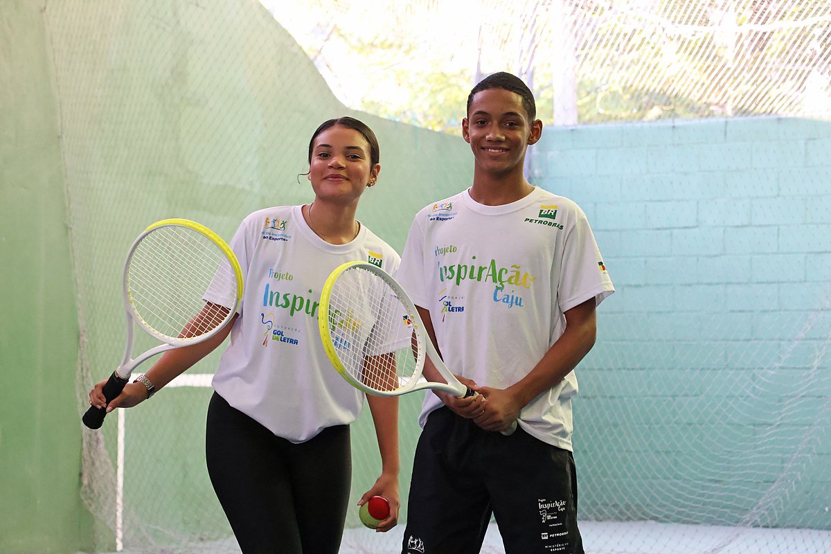 Jovens com raquetes na oficina de tênis do Caju Esporte e Educação