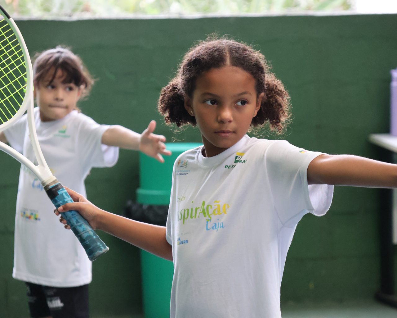 Crianças na oficina de tênis do Projeto Inspiração Caju