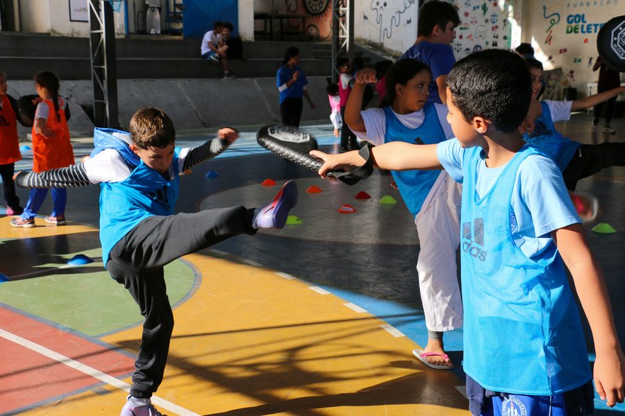 Atividade esportiva na quadra do Jogo Aberto na Vila