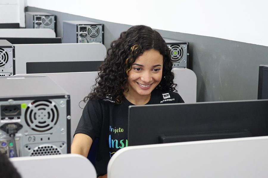 Jovem em aula de tecnologia do Projeto InspirAção Caju